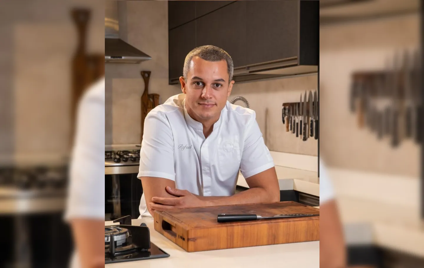 O niteroiense, eleito chef do ano pela Veja Rio 2023, traz em sua culinária receitas criativas e surpreendentes e possui três restaurantes