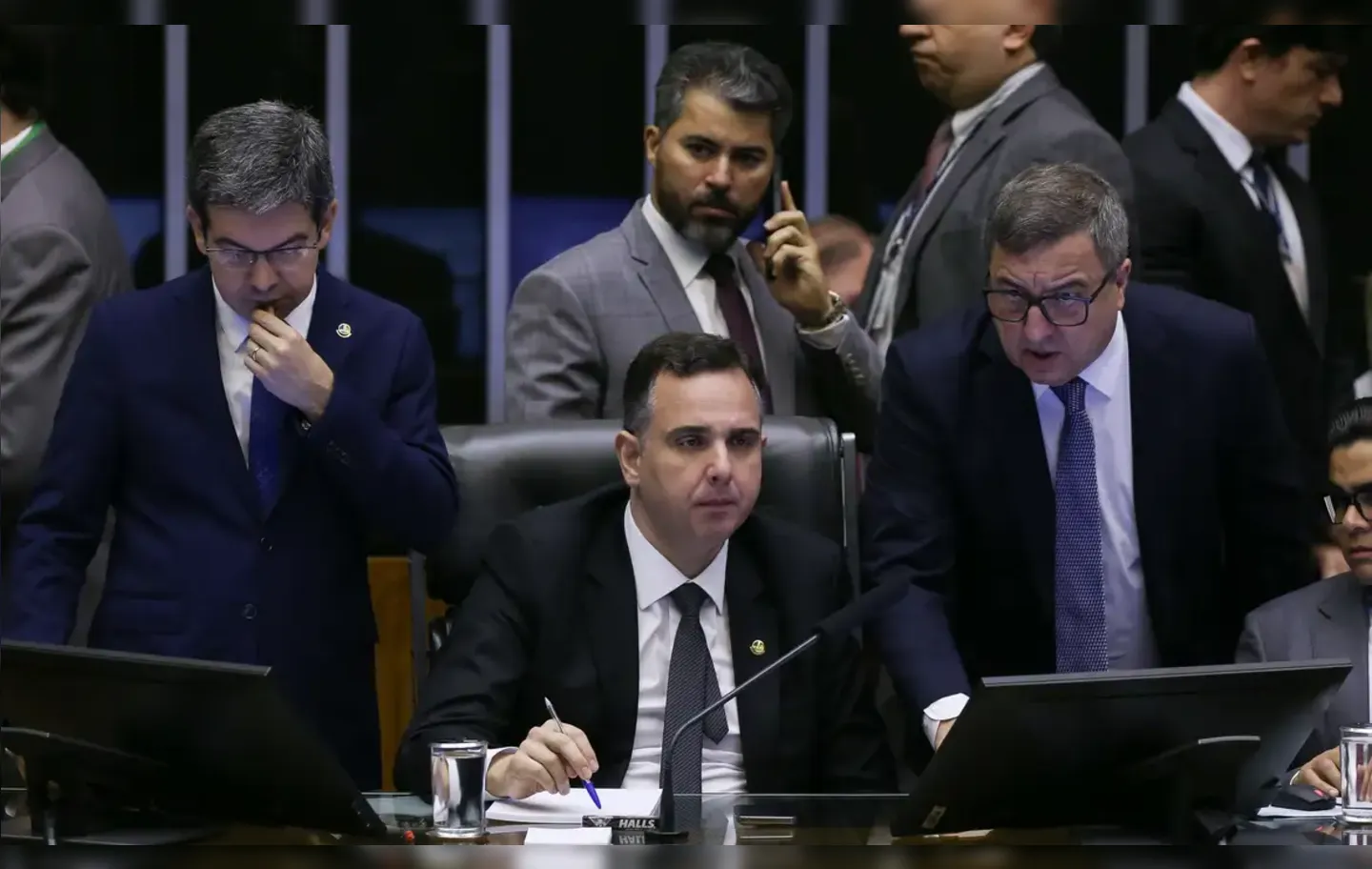O texto mantém a meta de déficit fiscal zero, conforme propôs a equipe econômica do presidente Lula