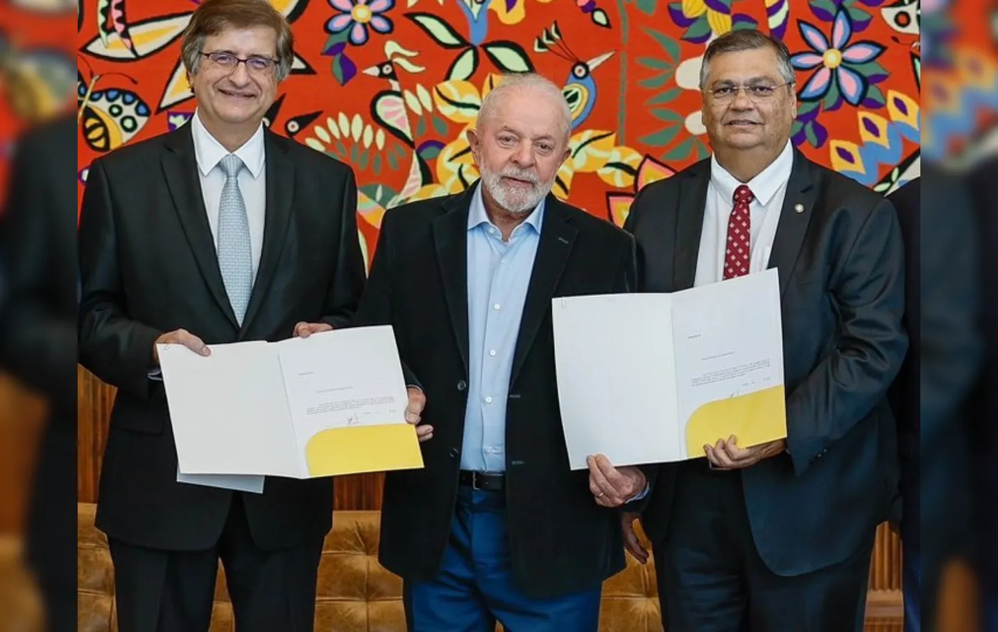 Presidente Lula (PT) ao lado dos indicados a PGR e ao STF, Paulo Gonet e Flávio Dino, respectivamente