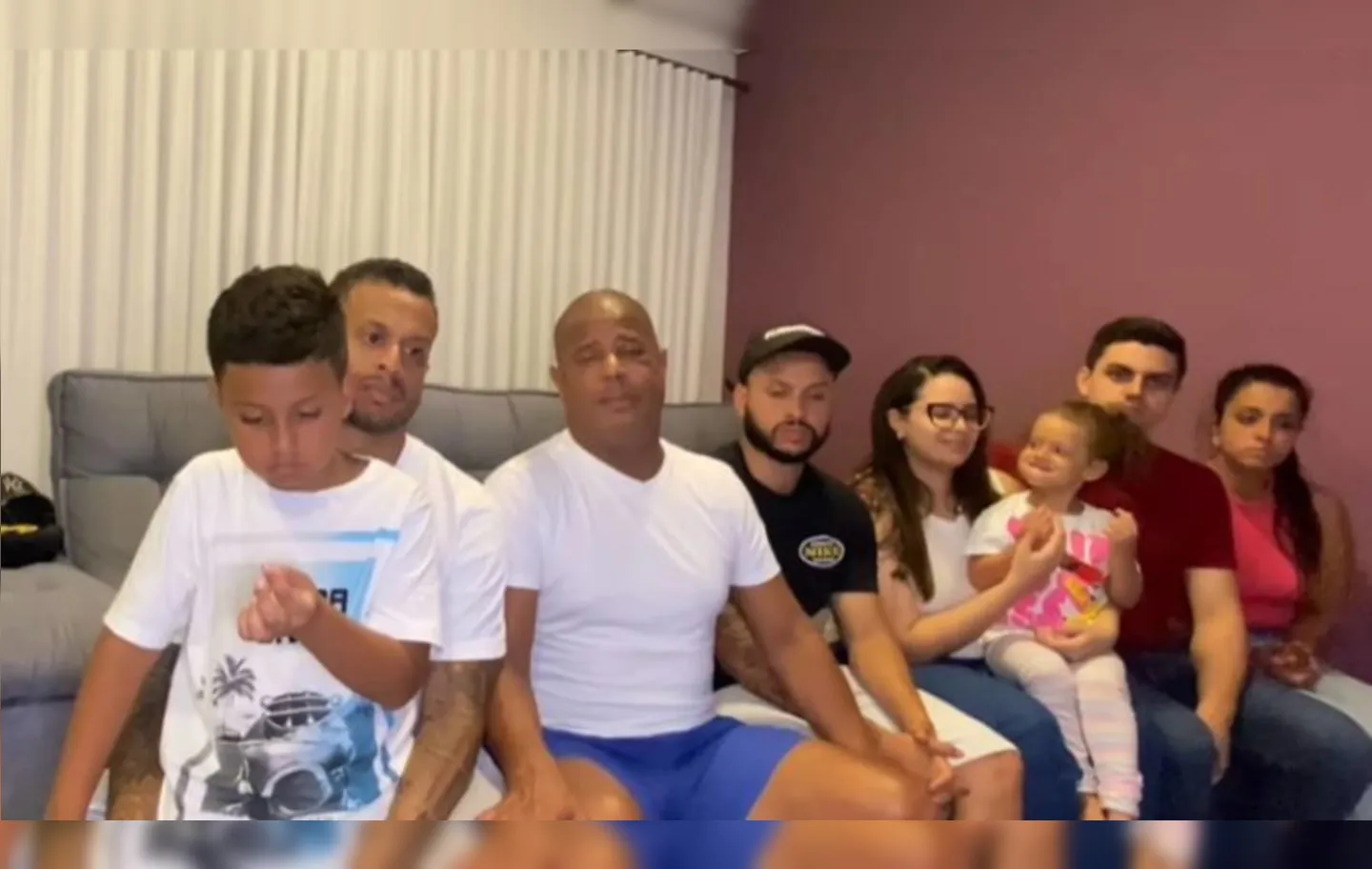 Em casa, o ex-jogador publicou um vídeo com a presença da família
