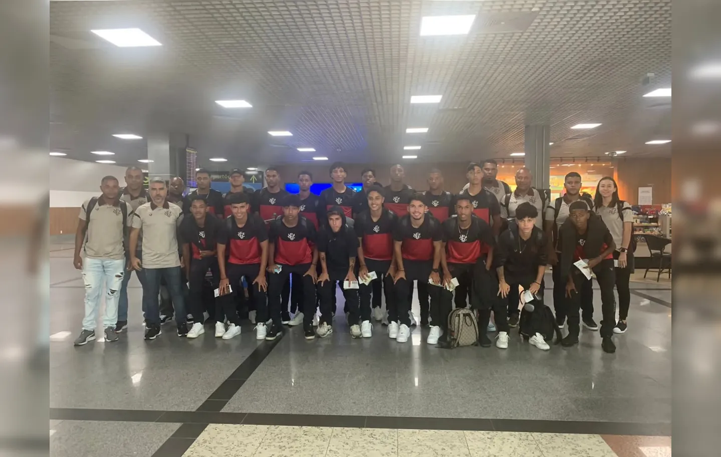 Delegação do time Sub-16 do Vitória durante o embarque para a Argentina
