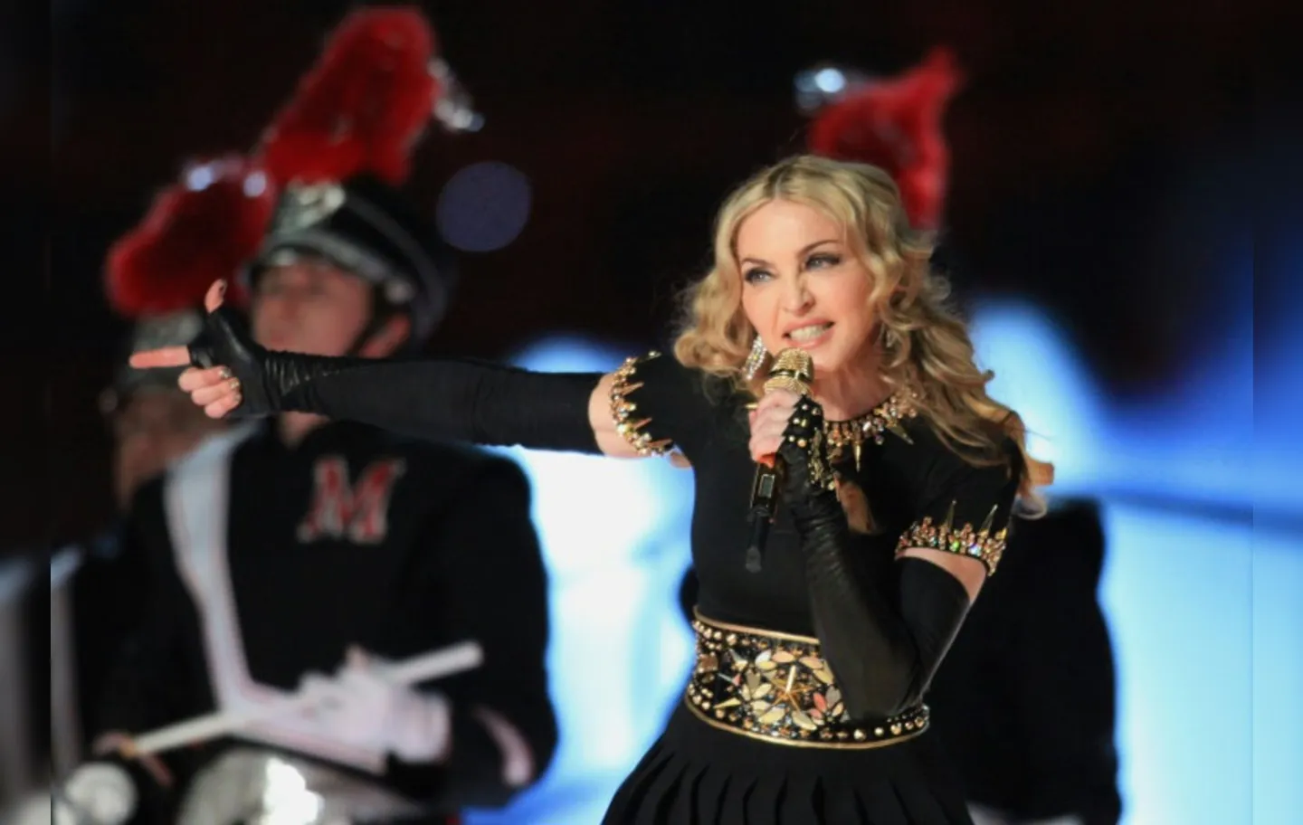 Madonna em sua apresentação no intervalo do Super Bowl, em 2012