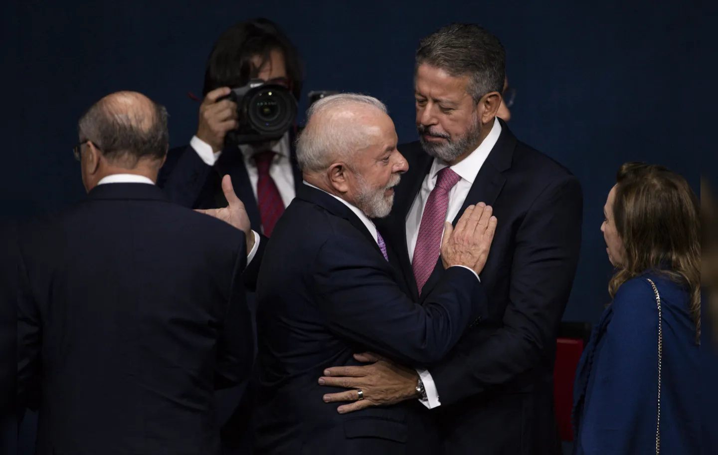O presidente Luiz Inácio Lula da Silva e o presidente da Câmara dos Deputados, Arthur Lira, durante cerimônia de posse do novo procurador-geral da República, Paulo Gonet, na sede da Procuradoria (PGR), em Brasília