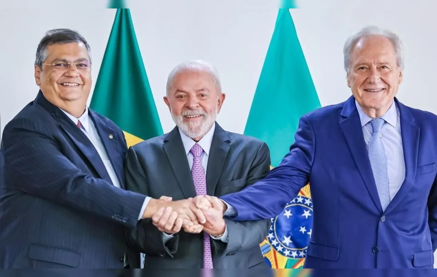 Fávio Dino (esquerda), Lula (centro) e Ricardo Lewandowski (direita)