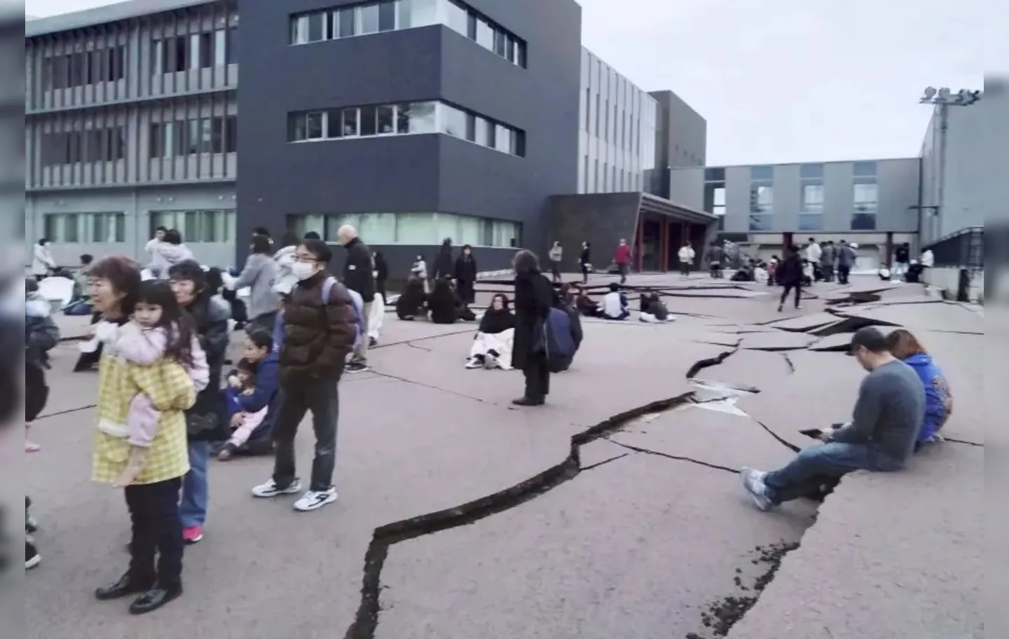 Terremoto causou várias rachaduras nas ruas do Japão