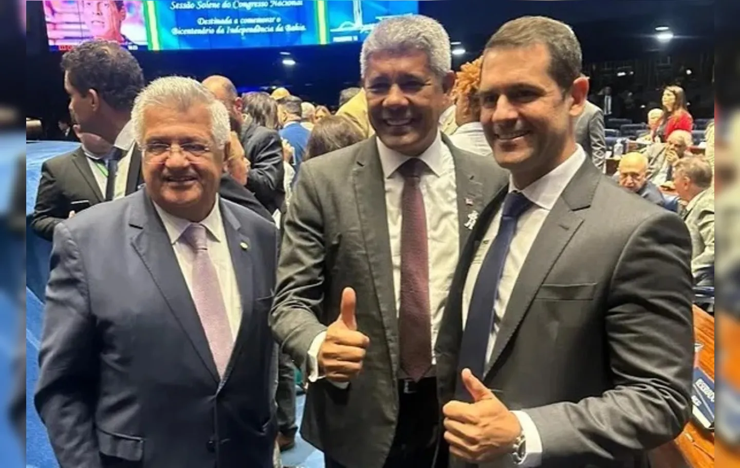 Deputado federal Bacelar (PV) [à esquerda], governador Jerônimo Rodrigues (PT) [no meio], e presidente do Podemos Salvador, João Claudio Bacelar [à direita]