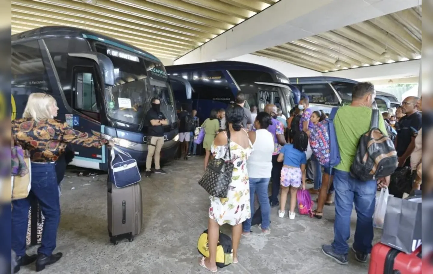 Lanchinhas, ferry e rodoviária são alternativas para sair de Salvador