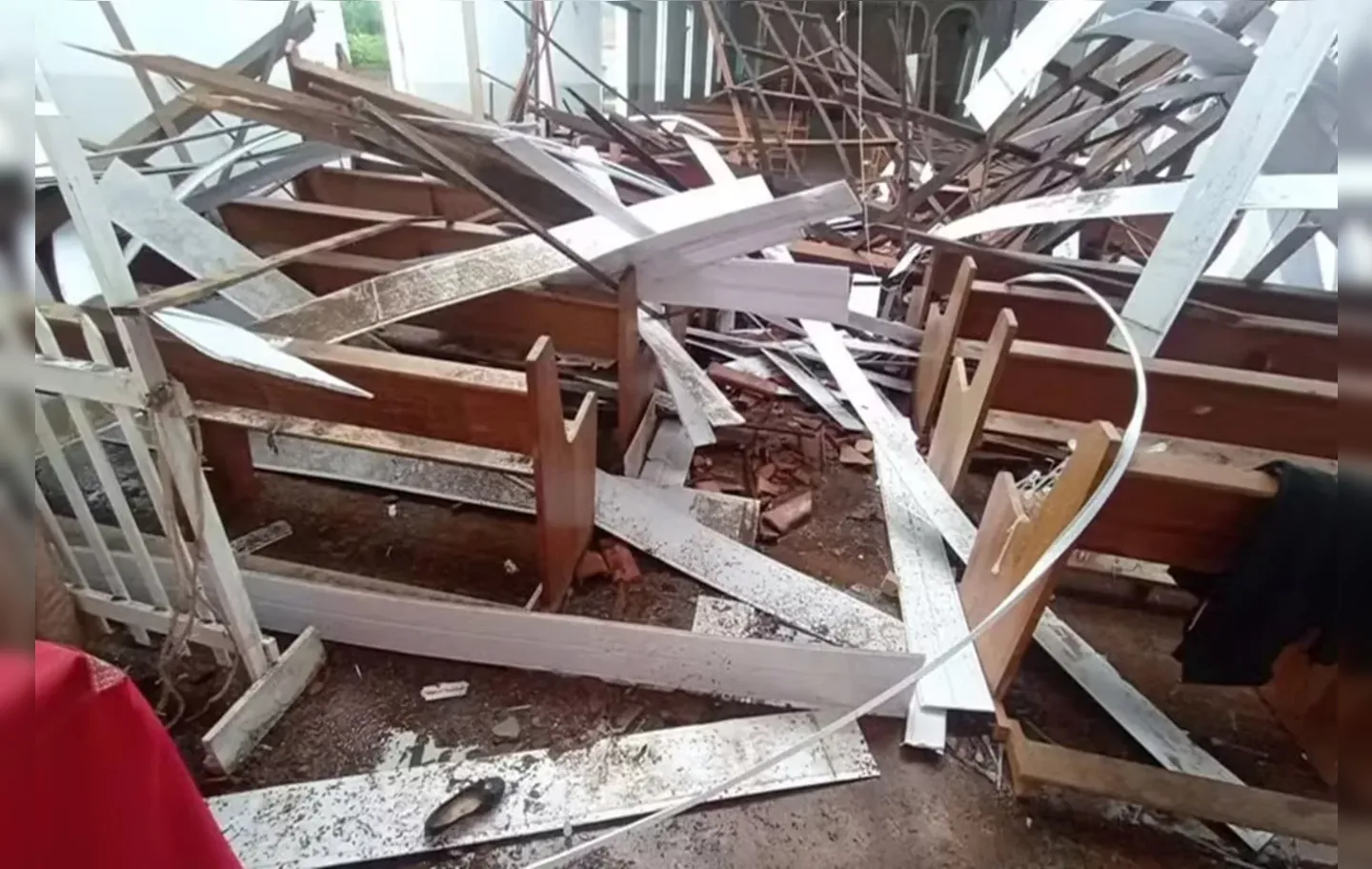 O teto desabou em uma das igrejas de Montezuma, no interior de Minas Gerais