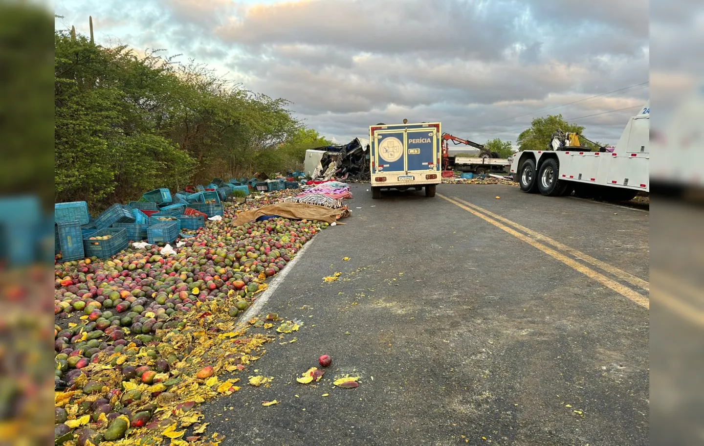 O acidente aconteceu na BR-324 envolvendo um caminhão e um micro-ônibus