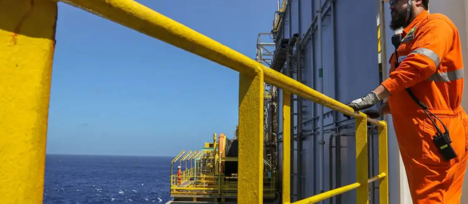 O poço fica em águas profundas a 52 km da costa