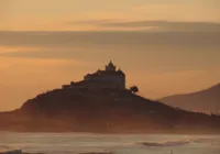 Mulher entra no mar em comemoração do réveillon 2024 e desaparece