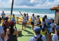 Voluntários se unem para fazer limpeza na praia de Buraquinho