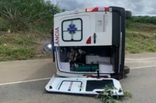 Imagem ilustrativa da imagem Ambulância desvia de carro na contramão e tomba em rodovia na Bahia