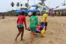 Imagem ilustrativa da imagem Após Carnaval, ParaPraia promoverá banho de mar na ondina para PCDs