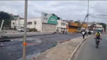 Imagem ilustrativa da imagem Após colisão, ônibus provoca queda de postes na Av. San Martin