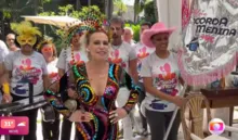 Imagem ilustrativa da imagem Após mal estar ao vivo, Ana Maria surge curtindo bloco de Carnaval