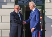 Imagem ilustrativa da imagem Biden chama Lula de amigo e fala em desejo de triunfo da democracia