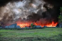 Imagem ilustrativa da imagem Bombeiros debelam fogo em galpão com materiais recicláveis em Camaçari