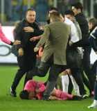 Imagem ilustrativa da imagem Campeonato Turco é suspenso após grave agressão a árbitro