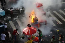 Imagem ilustrativa da imagem Carnaval: carrinho de ambulante pega fogo e Magnata promete ajuda