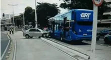 Imagem ilustrativa da imagem Carro invade faixa exclusiva e colide com BRT