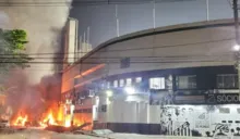 Imagem ilustrativa da imagem Cenas de guerra: Torcedores do Santos se revoltam após rebaixamento