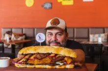 Imagem ilustrativa da imagem Chef baiano lança sanduíche gigante e faz desafio inusitado; confira