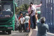 Imagem ilustrativa da imagem Cobrador sequestrou ônibus antes de atravessar no viaduto Raul Seixas