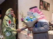 Imagem ilustrativa da imagem Com direito a flores, Neymar volta à Arábia Saudita após quatro meses