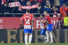 Imagem ilustrativa da imagem Com gol brasileiro, Girona vence Atlético e segue na cola do Real