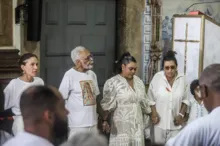 Imagem ilustrativa da imagem Com o pai e Regina Casé, Preta Gil agradece em missa no Pelourinho
