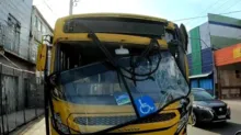 Imagem ilustrativa da imagem Dois ônibus colidem e ficam destruídos em avenida de Salvador