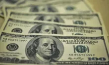 Imagem ilustrativa da imagem Dólar cai para R$ 4,85 e atinge menor valor do ano