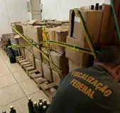 Imagem ilustrativa da imagem Governo apreende 6 mil garrafas de azeite e 28 toneladas de feijão