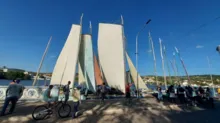 Imagem ilustrativa da imagem Hasteamento dos veleiros marca 2° dia do Festival de Saveiros