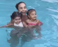 Imagem ilustrativa da imagem Ivete brinca em piscina com filhas de Lore Improta e Simone Mendes
