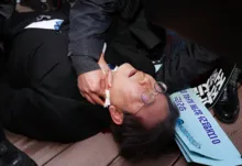 Imagem ilustrativa da imagem Líder da oposição sul-coreana é esfaqueado no pescoço
