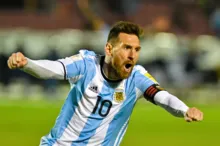 Imagem ilustrativa da imagem Lote com camisas de Messi na Copa de 2022 é arrematado por R$ 38 mi