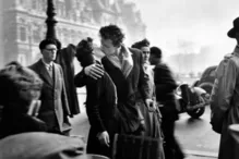 Imagem ilustrativa da imagem Morre a protagonista da famosa foto do beijo em Paris