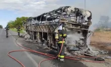 Imagem ilustrativa da imagem Motorista sai ileso após ônibus pegar fogo em rodovia no oeste