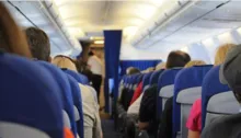 Imagem ilustrativa da imagem Passageiro faz cocô nas calças durante voo e suja assento do avião