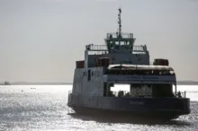 Imagem ilustrativa da imagem Rampa do ferry-boat quebra e carros ficam presos em embarcações