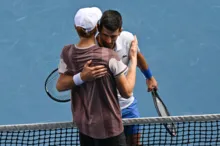 Imagem ilustrativa da imagem Sinner acaba com reinado de Djokovic e avança à final na Austrália