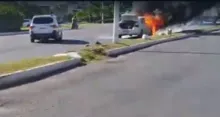 Imagem ilustrativa da imagem Taxi pega fogo na avenida Magalhães Neto; veja o vídeo