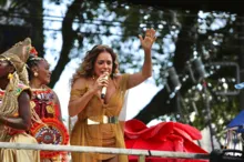 Imagem ilustrativa da imagem Telão do trio de Daniela Mercury exibe bronca dada em folião