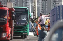 Imagem ilustrativa da imagem Veja momento em que rodoviário é resgatado do teto de ônibus