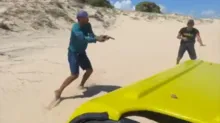 Imagem ilustrativa da imagem Vídeo: Homens armados tentam assaltar turistas de buggy em dunas no CE