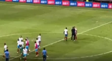 Imagem ilustrativa da imagem Vídeo: Irritado, Ceni cobra zagueiro no meio do gramado após derrota