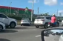 Imagem ilustrativa da imagem Vídeo: Motorista perde controle e bate carro na Avenida Paralela