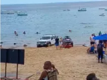Imagem ilustrativa da imagem Vídeo: carro atola na areia do Porto da Barra nesta manhã de Natal